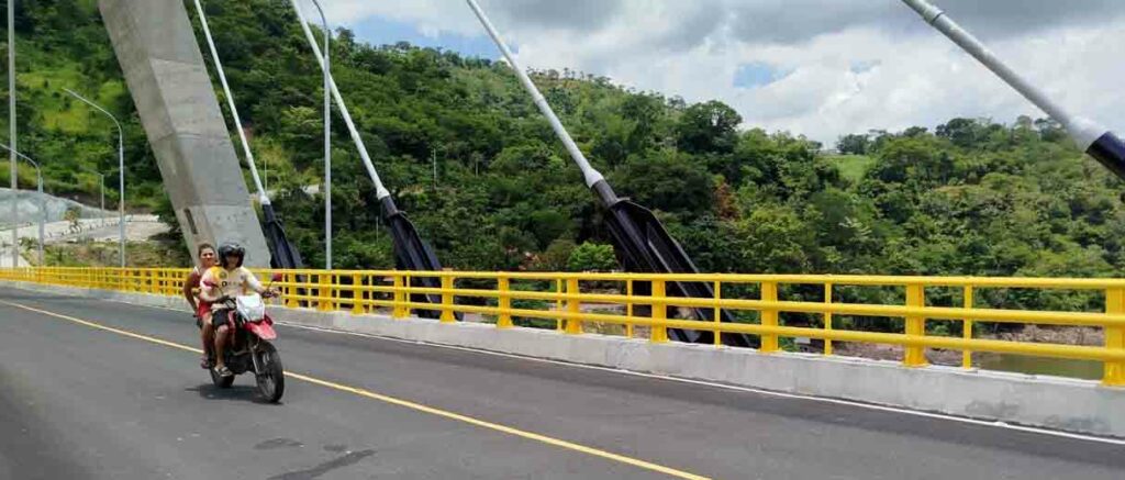 Salvadoreños agradecen construcción de dos modernos puentes en el oriente del país