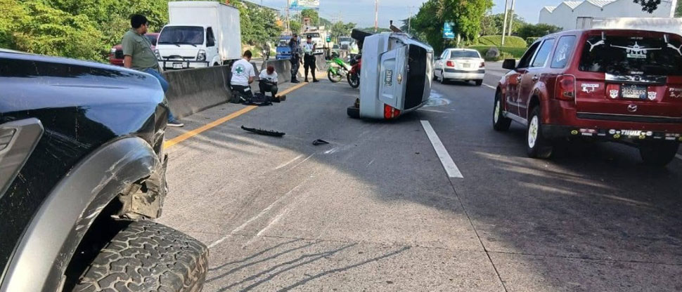 Conductor impacta con un pick-up y termina volcando en Quezaltepeque