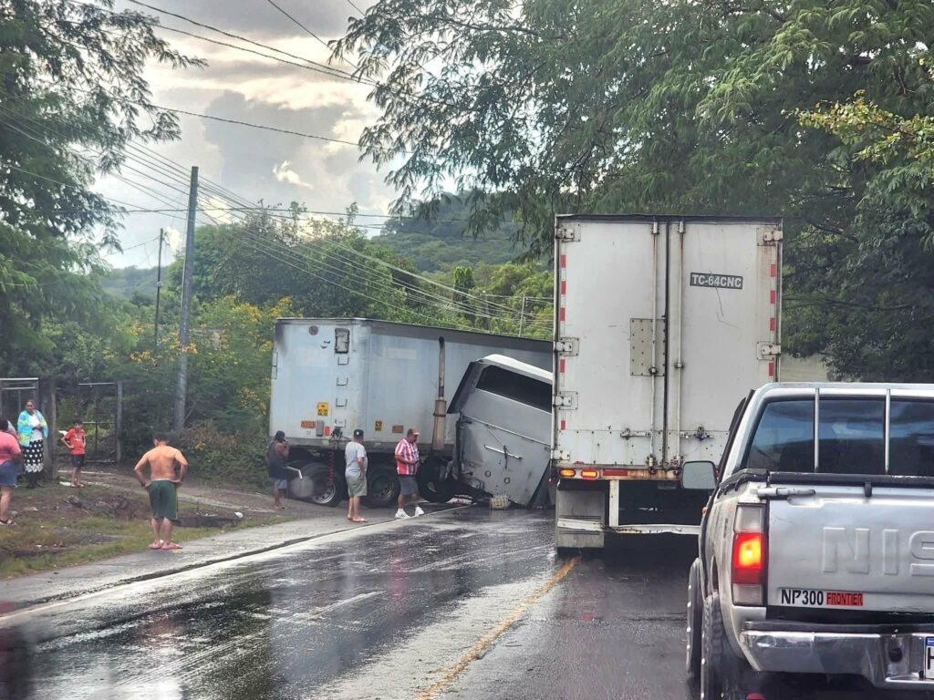 Rastra provoca aparatoso accidente vial en Opico y deja un lesionado