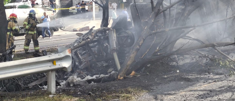 Conductor de rastra fallece al accidentarse e incendiarse la unidad en Cuscatlán