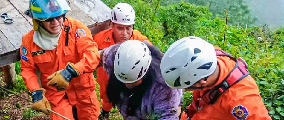 Bomberos rescatan a una menor tras caerse a un barranco en La Palma