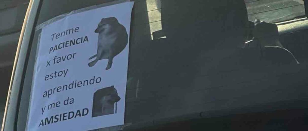 Viralizan curioso rótulo en la que un conductor «pide paciencia» porque está aprendiendo