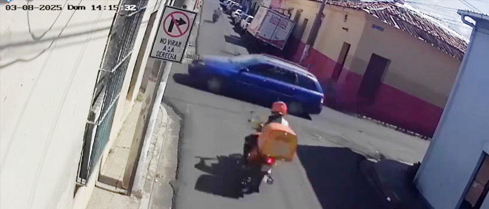Conductor provoca fuerte choque tras pasarse señal de alto en Santa Ana