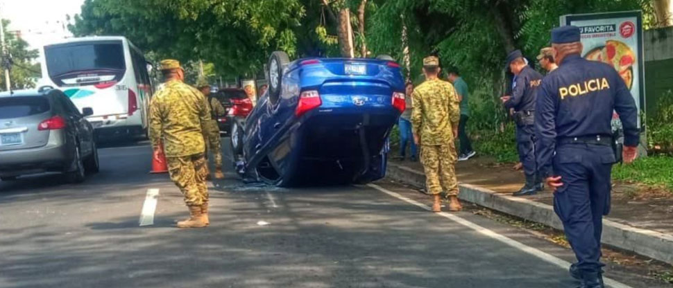 Conductor de vehículo vuelca y de milagro no sufrió ningún golpe