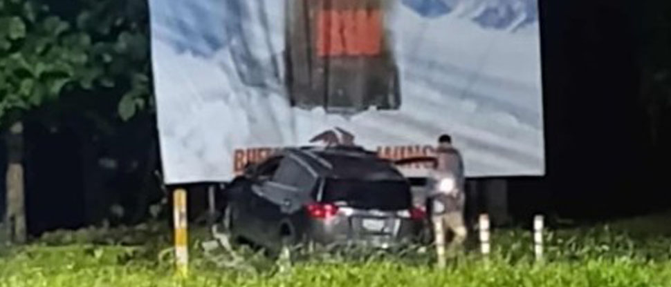 Conductor se sale de la carretera y colisiona con valla publicitaria en Santa Ana