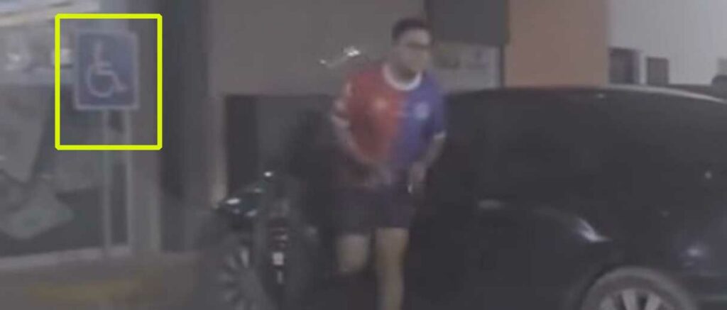 Santaneco estaciona su carro en un parqueo para personas con sillas de ruedas