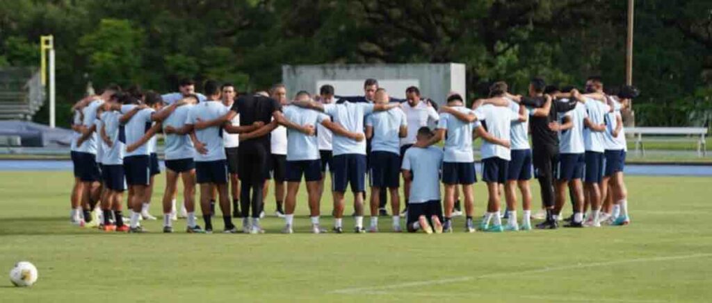 Selección guatemalteca se concentra este lunes para preparar partido contra La Selecta