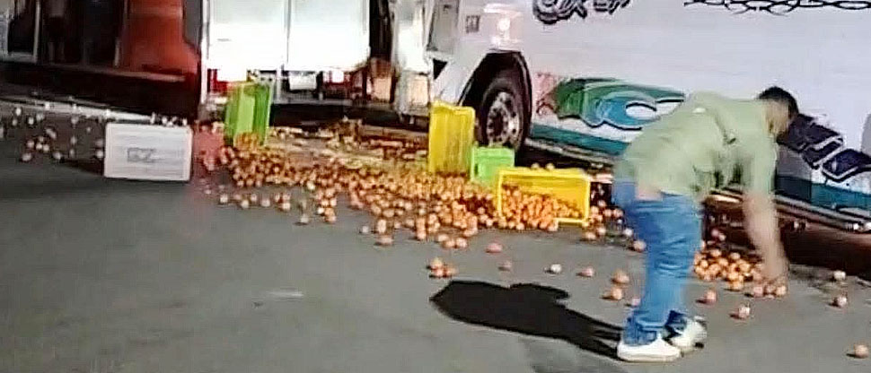 Fruta queda esparcida sobre la carretera tras accidente de camión y autobús en San Vicente