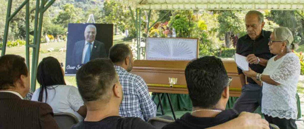 Familiares y amigos dan último adiós al gran comediante Chilango