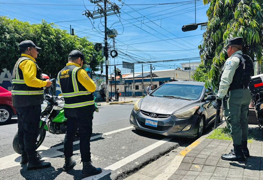 Santa Tecla: sancionan a conductores que estacionan sus vehículos en zonas no permitidas