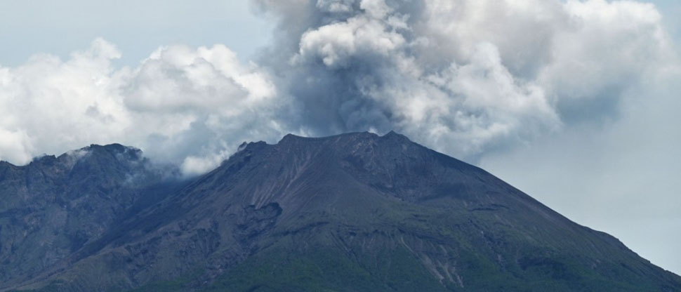Japón: volcán ubicado al suroeste del país asiático entra en erupción