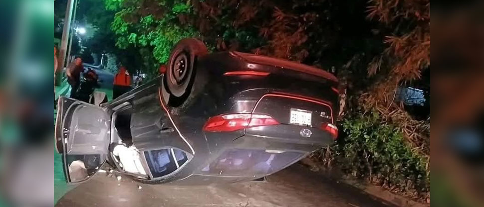 Reportan vehículo volcado en San José Villanueva, La Libertad