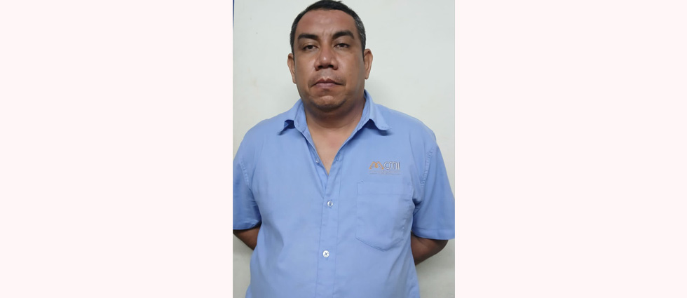 Sacan a ebrio de las calles tras chocar contra un auto estacionado en La Libertad