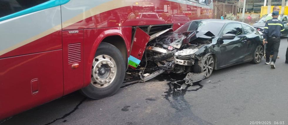 Ebrio al volante impacta contra un autobús sobre el bulevar del Ejército