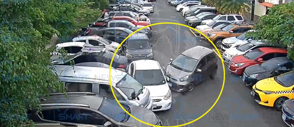 Cámara graba momento en que ebrio impacta contra vehículos estacionados en Santa Tecla