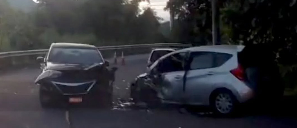 Fuerte choque deja cuantiosos daños materiales carretera a Los Planes de Renderos
