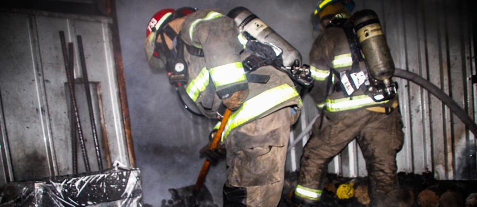 Sofocan incendio en una estructura donde almacenan carbón en Santa Tecla