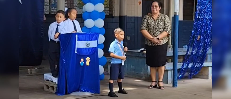 Estudiante de parvularia se gana el cariño al recitar la Oración a la Bandera Salvadoreña
