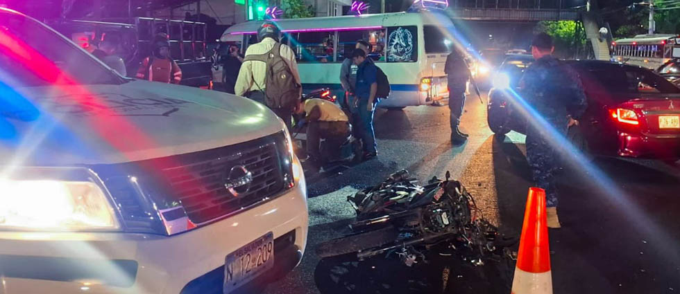 Motociclista y su acompañante resultan lesionados tras múltiple choque en Ilopango