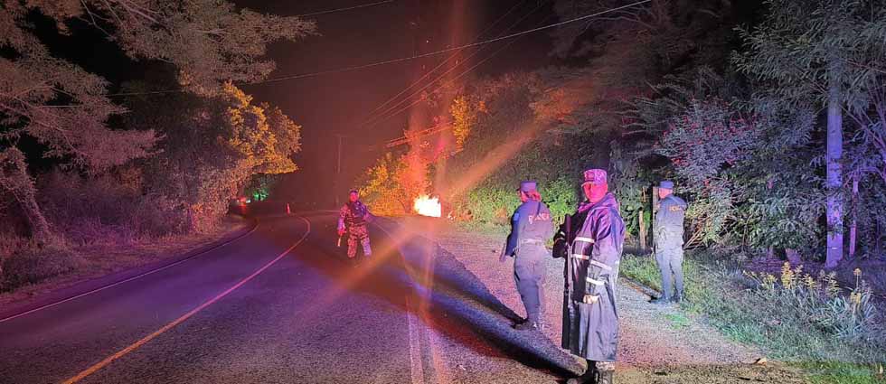Auto vuelca y se incendia dejando tres lesionados sobre la carretera Longitudinal del Norte