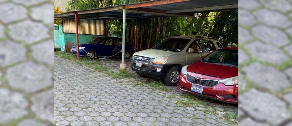 Denuncian nuevo caso de apropiación de parqueos públicos en San Salvador: techados y con cadena