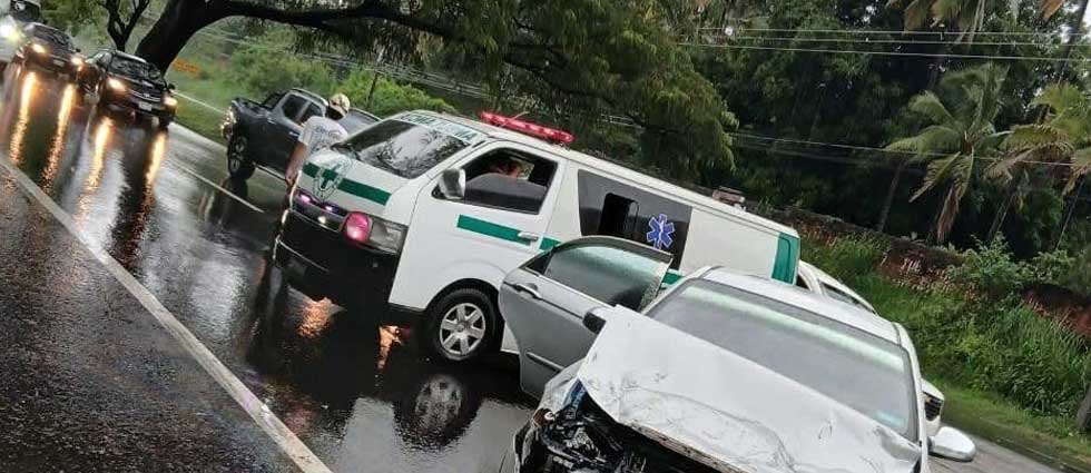 Conductor pierde el control del volante y se accidenta en Santa Ana