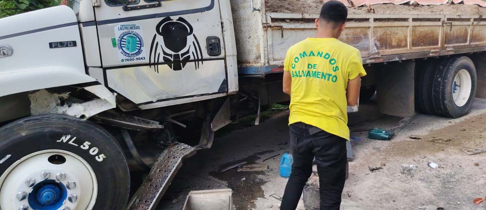 Rastra impacta contra camión por evitar colisionar contra un vehículo en Sonsonate