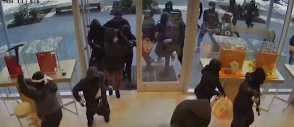 ¡Insólito! Grupo de más de 20 personas roba más de un millón de dólares en joyas en California