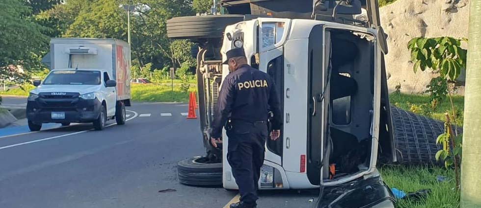 Reportan dos lesionados tras vuelco de camión que transportaba arena en San Miguel