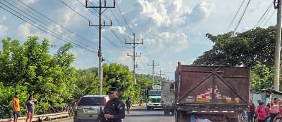 Joven motociclista pierde la vida tras impactar contra un camión en Suchitoto