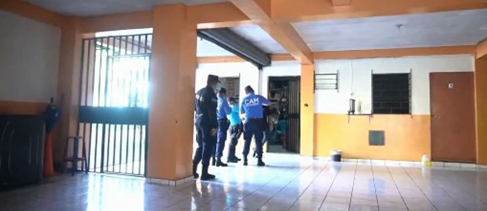 CAM y PNC realizan operativo para verificar legalidad en negocios en el Centro Histórico