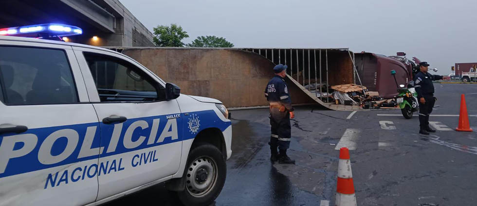 Tráiler que iba a velocidad inadecuada vuelca en el redondel de Sacacoyo