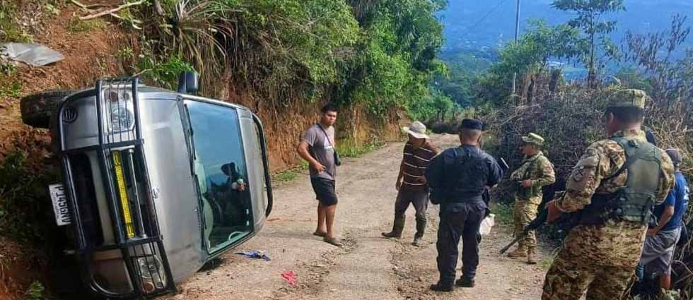 Reportan varios lesionados, menores de edad incluidos, tras vuelco de pick up en La Libertad