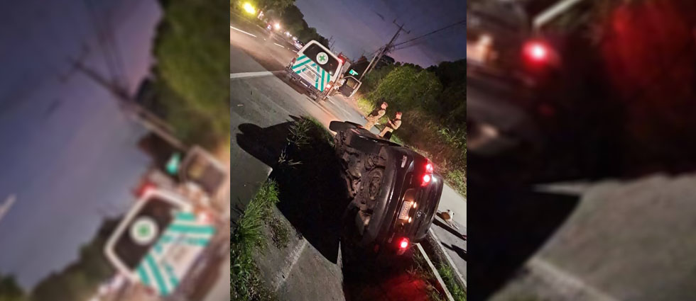 Conductor pierde el control del auto y acaba en la canaleta en Ilopango