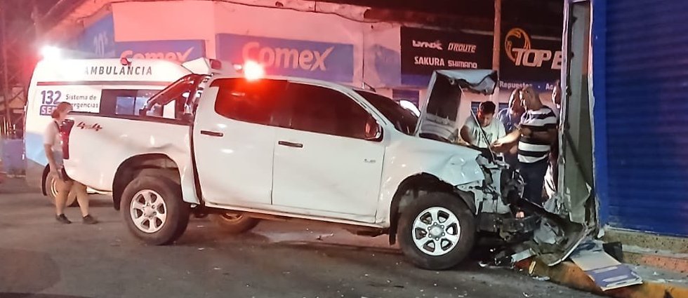 Varias personas lesionadas tras siniestro vial provocado por un menor que maneja en sentido contrario en Sonsonate