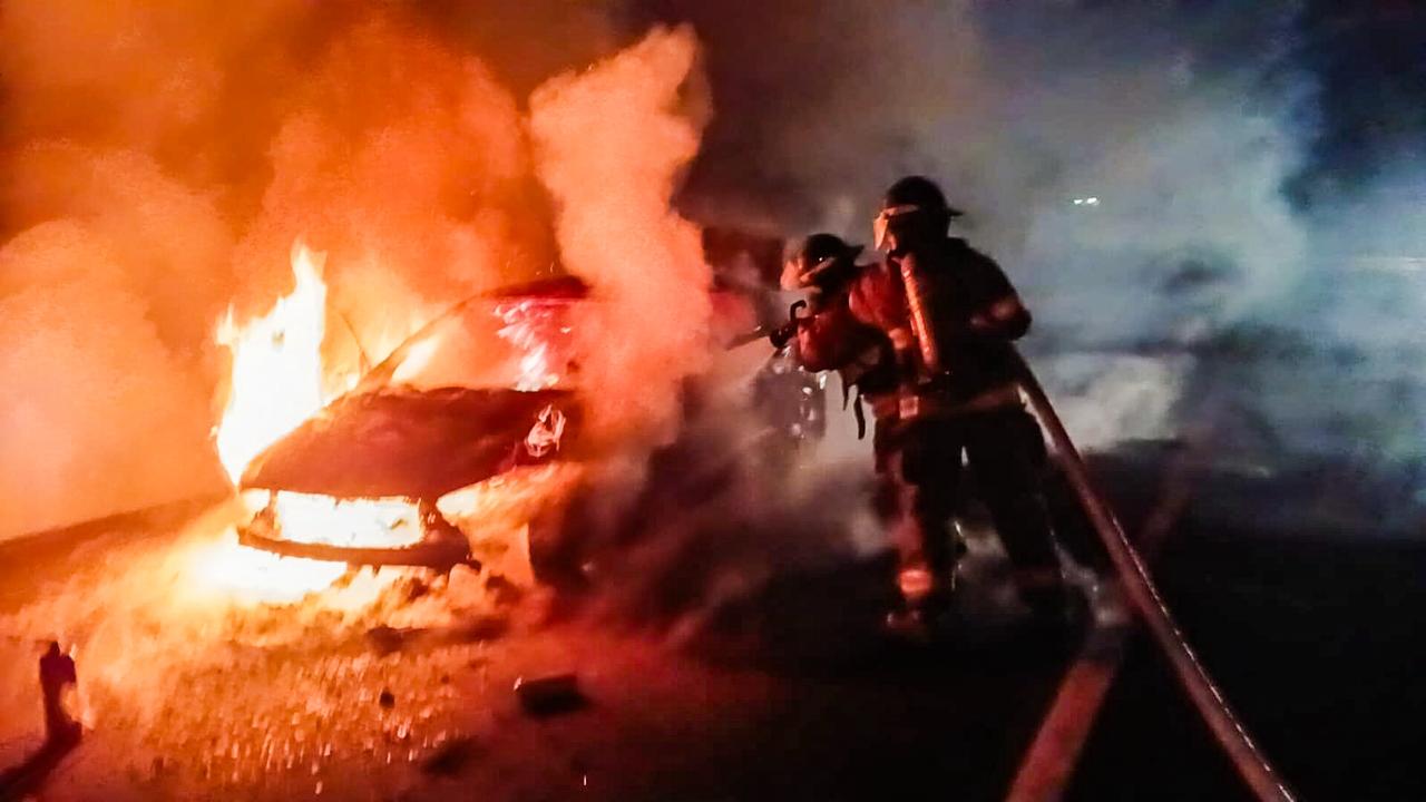 Auto acaba en cenizas tras incendiarse sobre la carretera de Oro
