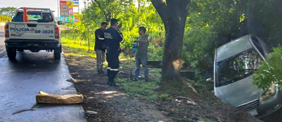 Fallas en una llanta trasera provoca accidente de tránsito en la carretera Litoral