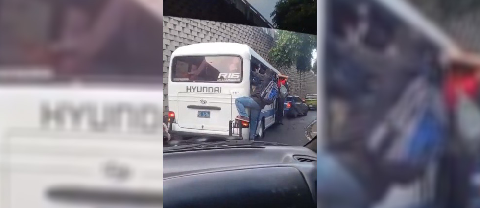 Sancionan a conductor de la Ruta 16 por llevar, literalmente, colgados de la puerta a pasajeros