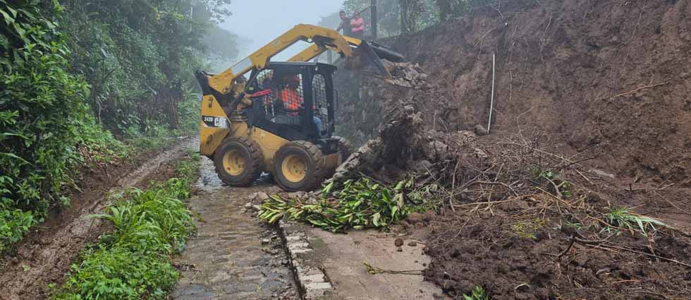 FOVIAL trabaja en remoción de pequeños derrumbes por lluvias en Ahuachapán