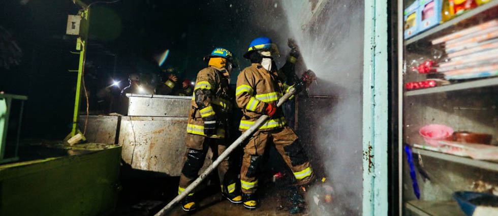 Bomberos sofocan incendio en mercado municipal de Apopa