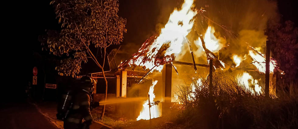 Bomberos sofocan incendio en una construcción de palma y madera en La Paz