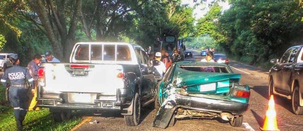 Conductor amante de la velocidad provoca triple siniestro vial en Cuscatlán