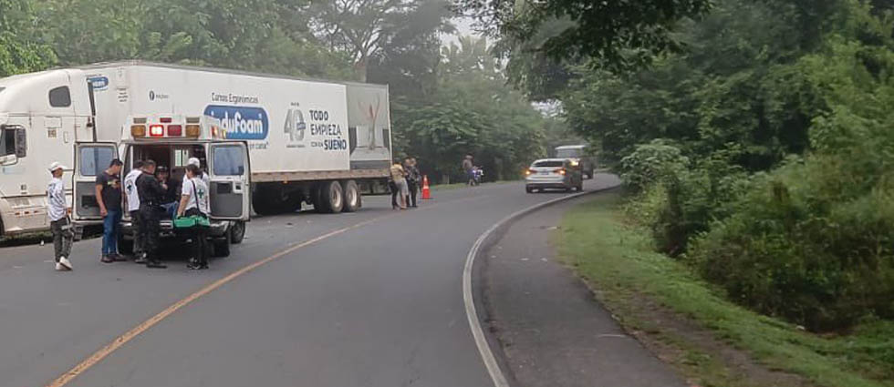 Conductor fallece tras invadir carril e impactar contra un tráiler en Chalatenango