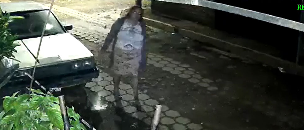 Captan a mujer lanzando sal frente a una vivienda en Santa Ana