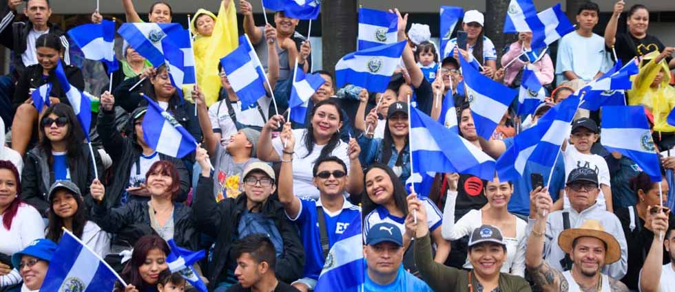 Lluvias cesan y salvadoreños no dudan en acudir a desfile en zona del Salvador del Mundo