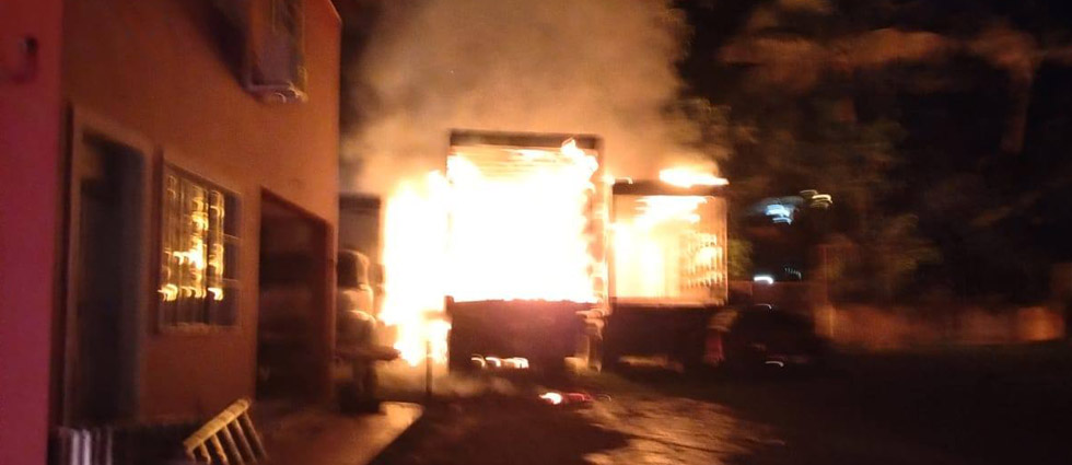 Camiones acaban prácticamente en cenizas tras incendiarse repentinamente en San Salvador