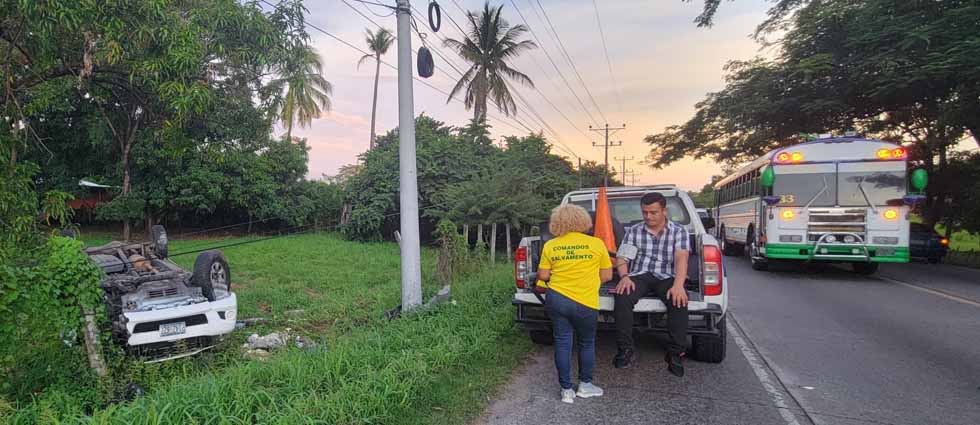 Conductor sufre aparatoso siniestro vial y de milagros resulta con lesiones leves