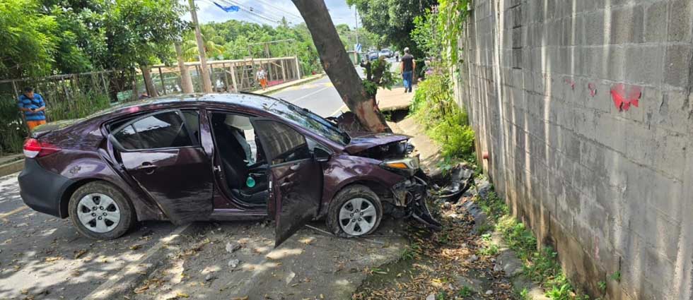 Auxilian a conductor tras estrellarse contra un árbol en La Libertad