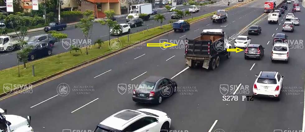 Imprudencia al volante causa siniestro vial con cuantiosos daños materiales en Los Próceres