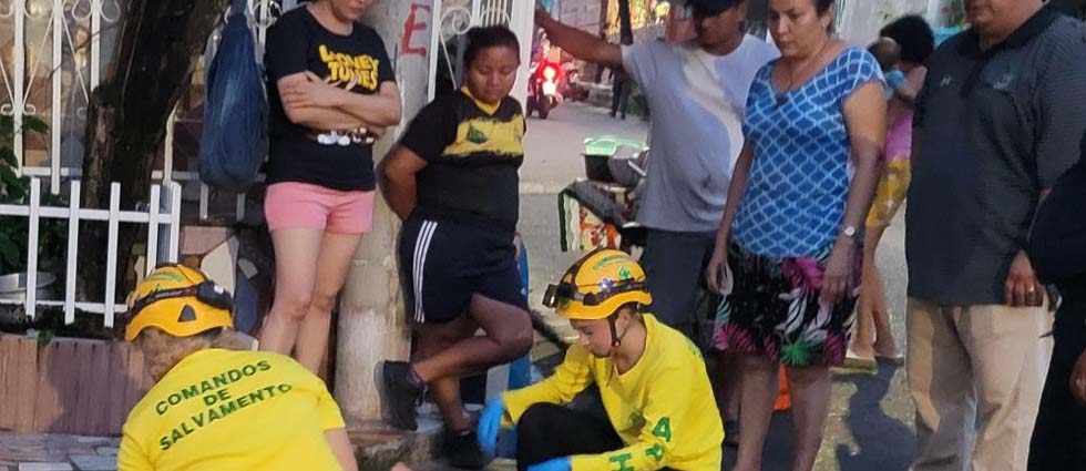 Auxilian a joven madre y a su hijo tras sufrir una caída en plena calle en Zacatecoluca